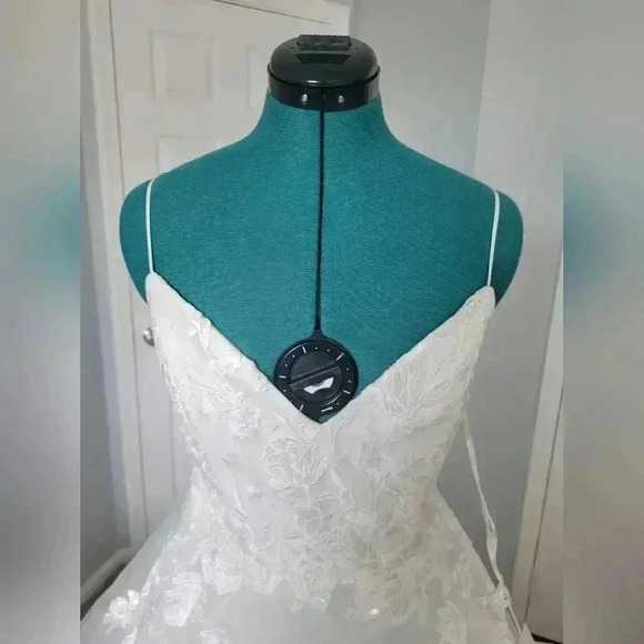 NWT Tara Keely Rhea Size 12 (US 8) Ballgown Wedding Dress with Floral appliques - Picture 6 of 7